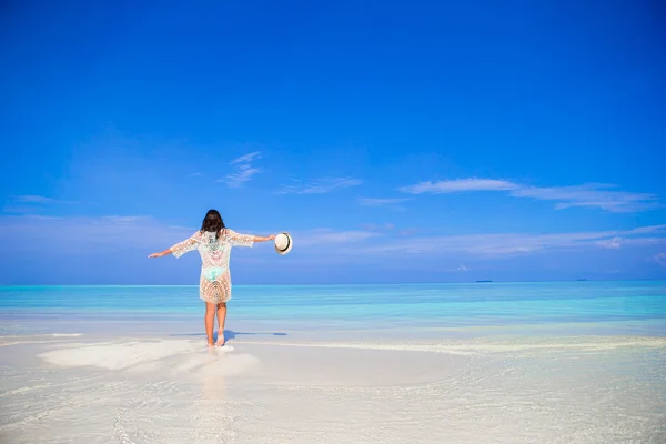 Ung glad kvinna att ha kul på tropiska vita stranden — Stockfoto