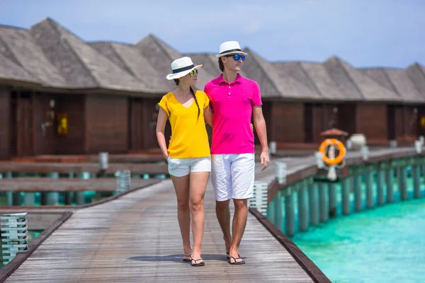Unga lyckliga paret under beach tropiska semester — Stockfoto