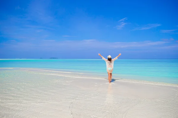 Jeune femme profiter de vacances à la plage tropicale — Photo