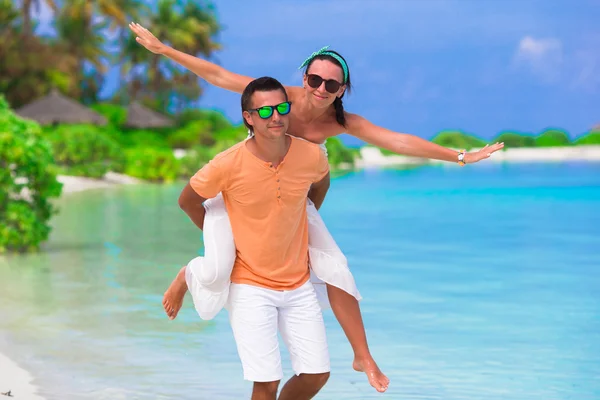 Plaj tropikal tatil sırasında genç mutlu çift — Stok fotoğraf