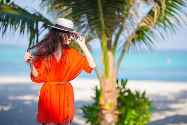 Junge schöne Frau während ihres tropischen Strandurlaubs — Stockfoto