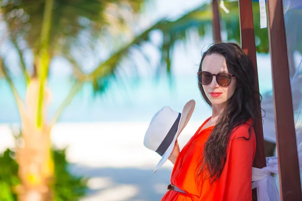 Jovem bela mulher sexy durante as férias na praia tropical — Fotografia de Stock