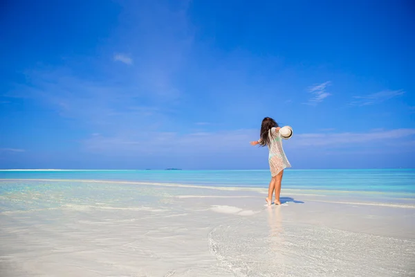 Genç kadın zevk tropikal beach tatil — Stok fotoğraf