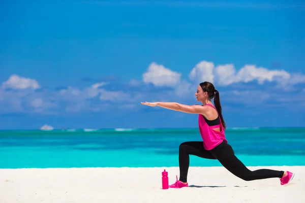 Gesunde Sportlerin beim Sport am tropischen weißen Strand — Stockfoto