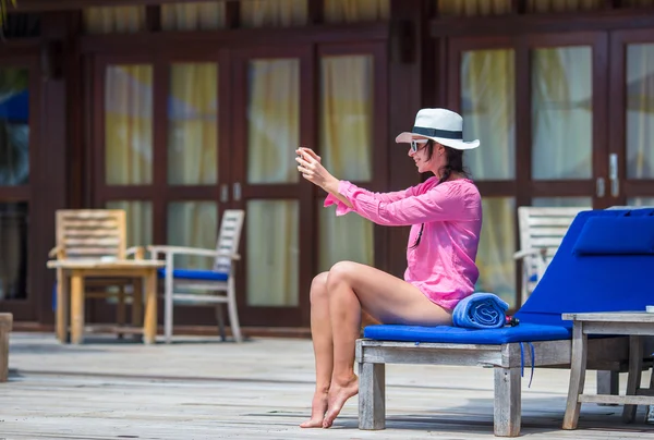 Jovem bela mulher fazendo selfie perto da piscina — Fotografia de Stock