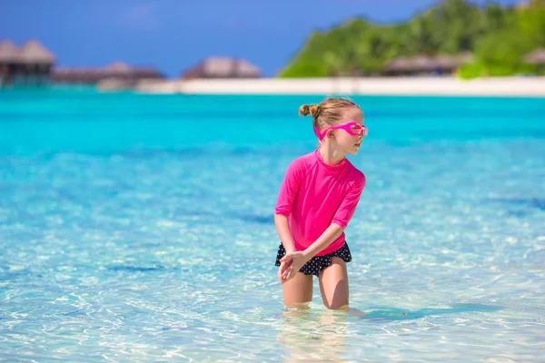 Liebenswertes kleines Mädchen am Strand während der Sommerferien — Stockfoto