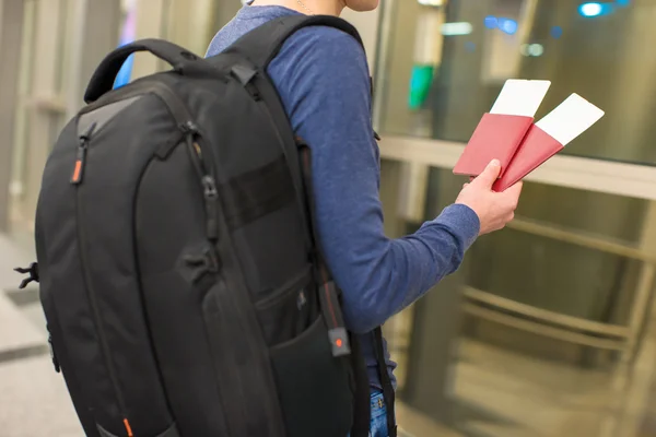 Nærbillede af mand med pas og boardingkort i lufthavnen - Stock-foto