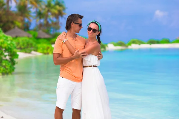 Jeune couple heureux pendant les vacances à la plage — Photo