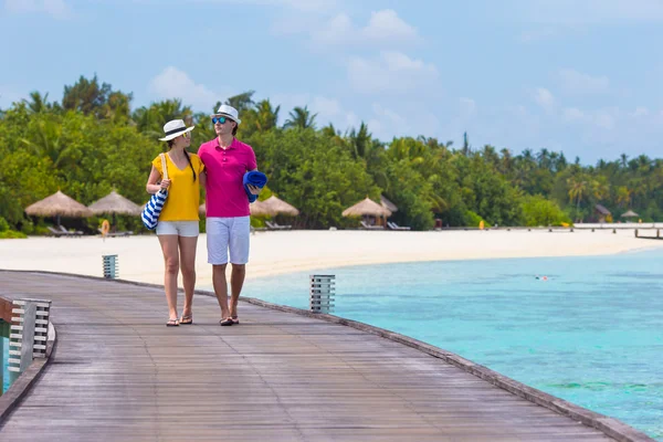 Young couple on beach jetty at tropical island in honeymoon — Stock Photo, Image