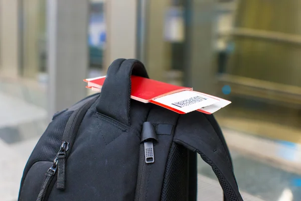 Zbliżenie paszportów i internatem przechodzą na plecak na lotnisku — Zdjęcie stockowe