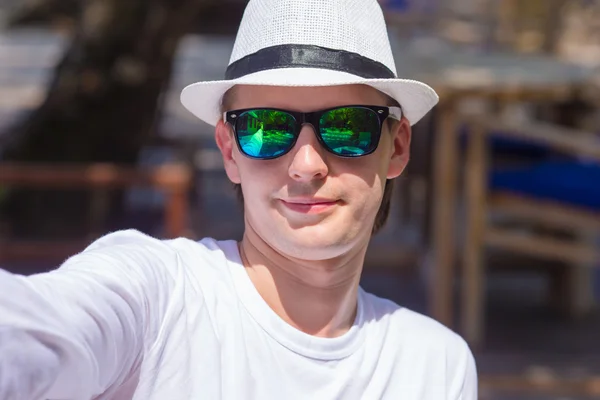 Giovane uomo facendo il suo selfie sulla spiaggia a outdorr caffè — Foto Stock