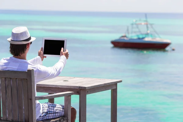 Jovem com computador tablet no café ao ar livre nas férias de verão — Fotografia de Stock