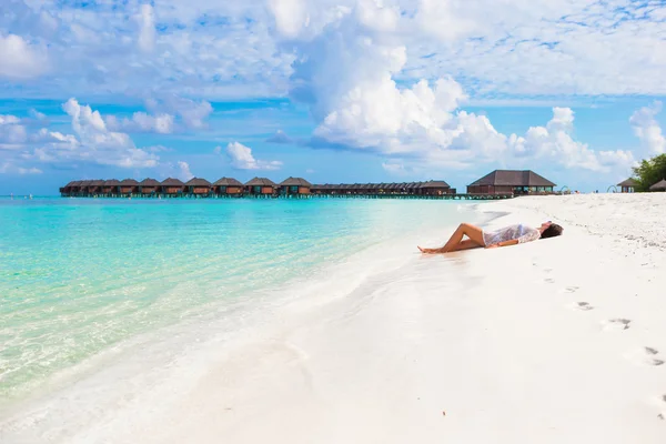 Молодая стройная женщина наслаждается тропическим пляжным отдыхом — стоковое фото