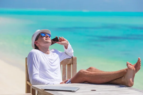 Giovane uomo d'affari che chiama dal cellulare in un caffè all'aperto — Foto Stock