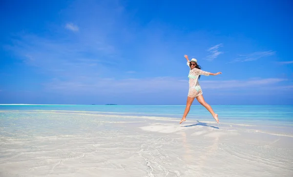 Giovane ragazza si diverte sulla spiaggia tropicale bianca — Foto Stock