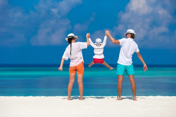 Young family on white exotic beach — Stock Photo, Image