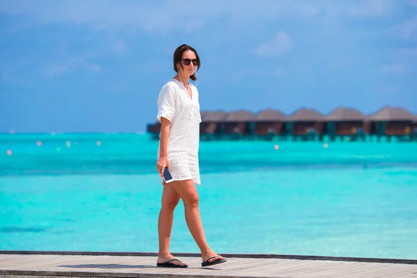 Mujer joven escuchando música en vacaciones de verano — Foto de Stock