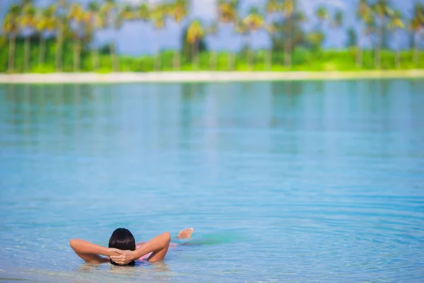 Jovem mulher feliz relaxante na praia de areia branca — Fotografia de Stock