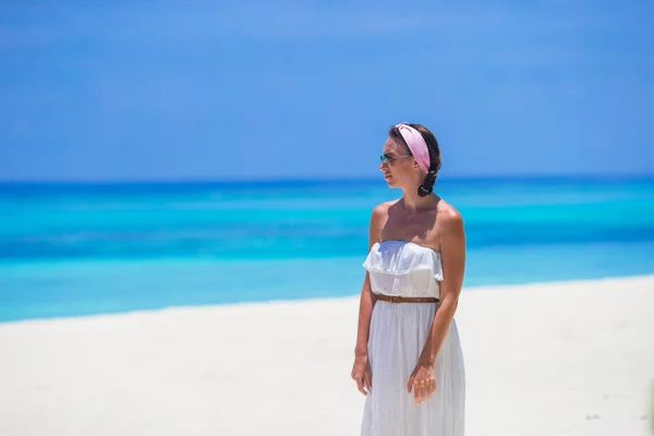 Mutlu kadın beyaz kumlu plaj — Stok fotoğraf