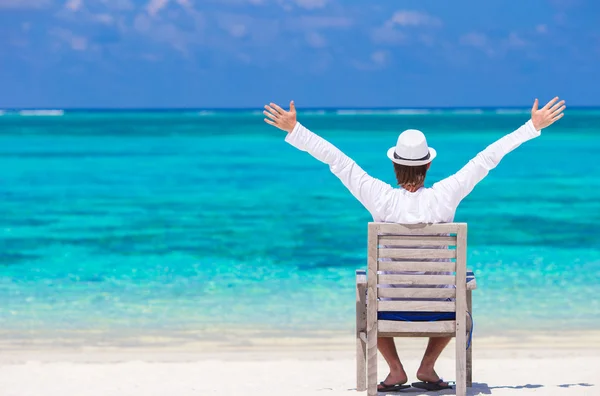 Young man enjoying summer vacation on tropical beach — Stock Photo, Image