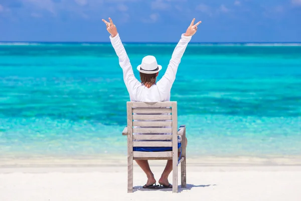 Young man enjoying summer vacation on tropical beach — Stock Photo, Image