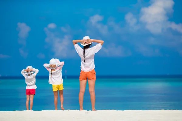 Niñas y madre en la playa tropical blanca —  Fotos de Stock