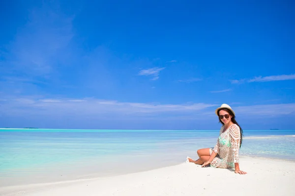 युवा खुश महिला उष्णकटिबंधीय समुद्र तट अवकाश का आनंद लें — स्टॉक फ़ोटो, इमेज