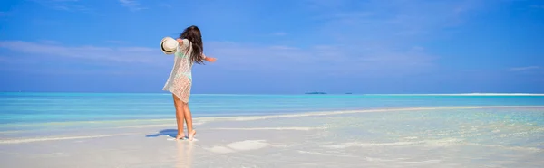 Jovem mulher desfrutar de férias na praia tropical — Fotografia de Stock