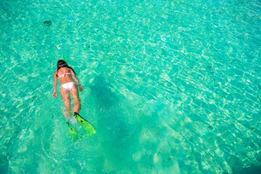 genç kız tatil tropikal suya dalış