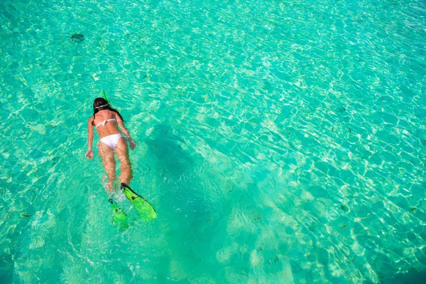 Jeune fille plongée en apnée dans l'eau tropicale en vacances — Photo