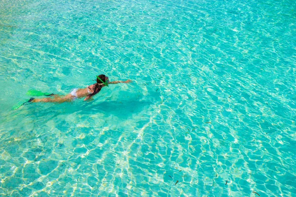 Niña haciendo snorkel en agua tropical de vacaciones —  Fotos de Stock