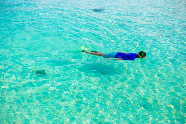 Young boy snorkeling in tropical turquoise ocean — Stock Photo, Image