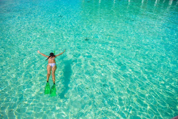 Giovane ragazza che fa snorkeling in acqua tropicale in vacanza — Foto Stock