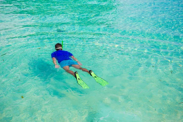 Jovem menino snorkeling no oceano tropical turquesa — Fotografia de Stock