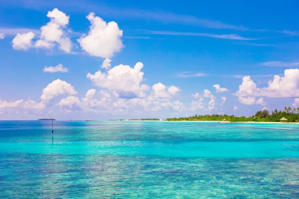 Playa blanca perfecta con agua turquesa en la isla ideal —  Fotos de Stock