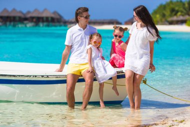 Genç aile yaz tatili zevk