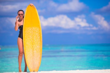 mutlu ince sörf kadın sarı surfboard ile beyaz Beach