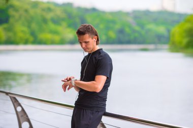 Akıllı seyretmek kalp oran sınıf başkanı çalışırken molası bakarak runner