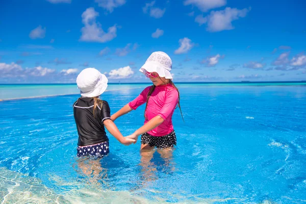 Чарівні маленькі дівчата грають у відкритому басейні — стокове фото