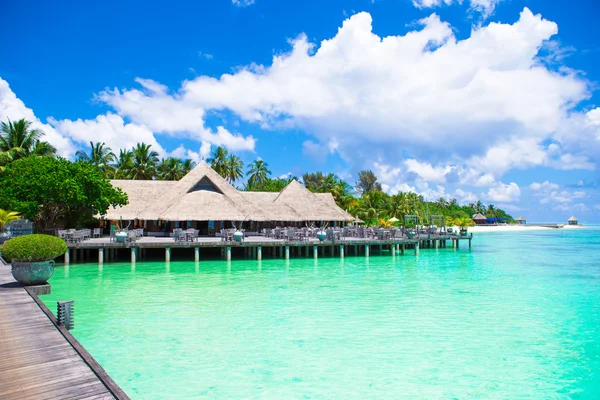 Tom utomhus sommarcafé på stranden på exotisk ö i Indiska oceanen — Stockfoto