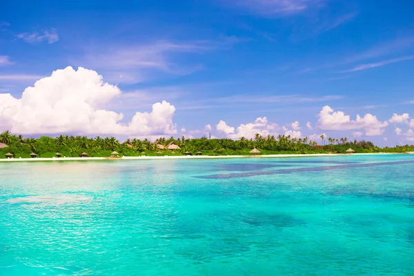 Идеальный белый пляж с бирюзовой водой на идеальном острове — стоковое фото