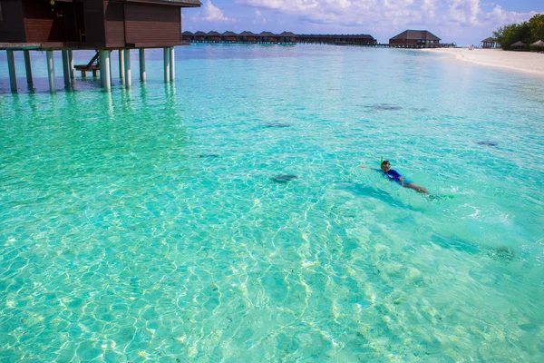 Junger Mann schnorchelt im klaren tropischen türkisfarbenen Wasser — Stockfoto