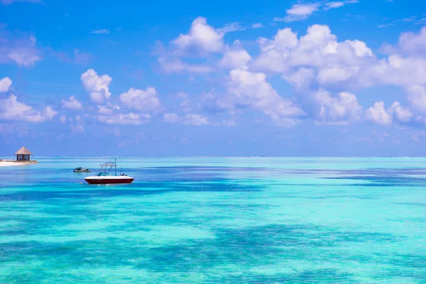 Idyllisch perfect turquoise water op exotisch eiland — Stockfoto