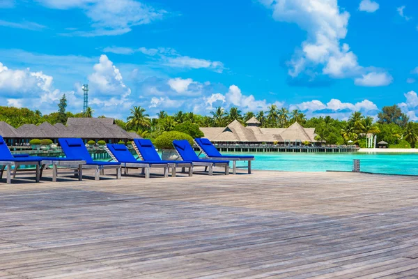 Sedie a sdraio in legno su un molo di legno alle Maldive — Foto Stock