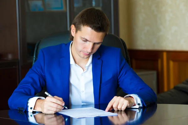 Business man signing a contract in big office — Stock Photo, Image