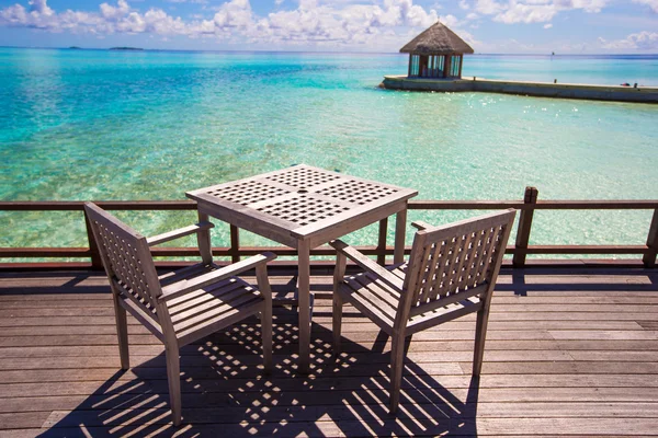 Verano vacío café al aire libre en la isla exótica en la orilla del mar — Foto de Stock