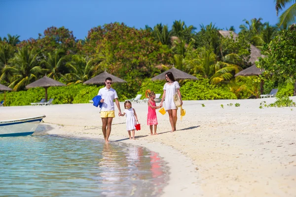 Jonge familie plezier op strand — Stockfoto