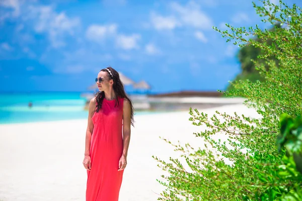 Junge glückliche Frau am weißen Sandstrand — Stockfoto