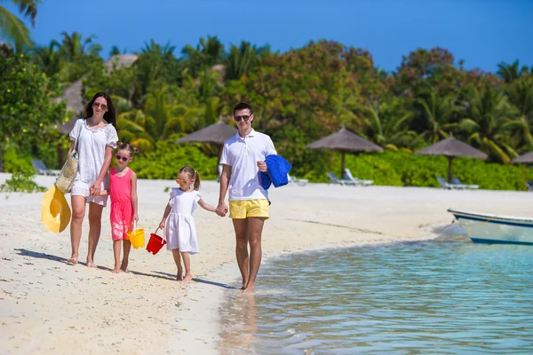 Junge Familie entspannt am weißen Strand — Stockfoto