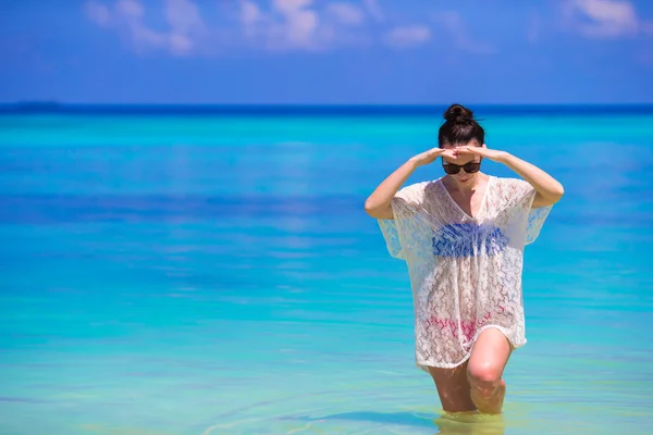 Genç kadın zevk tropikal beach tatil — Stok fotoğraf